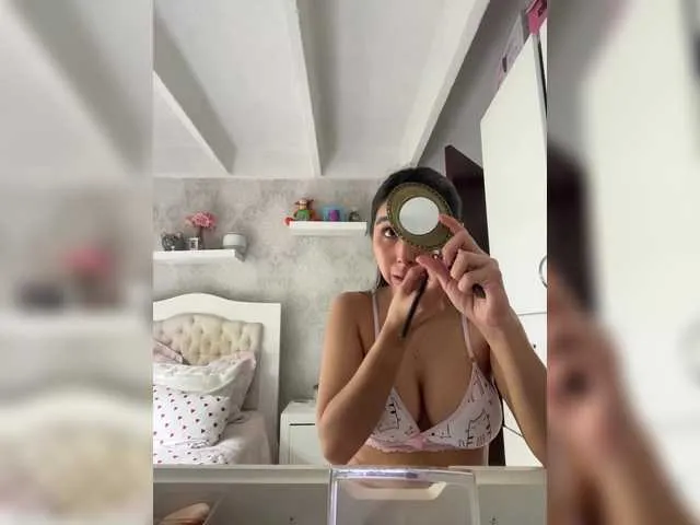 Live sex webcam photo for SallyeLeins #292371763