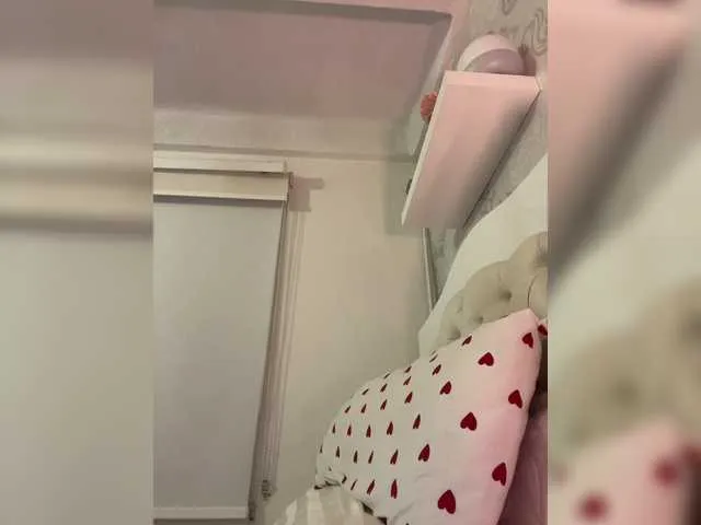 Live sex webcam photo for SallyeLeins #292375386