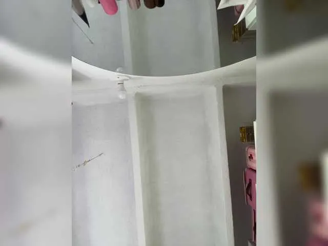 Live sex webcam photo for SallyeLeins #292384995