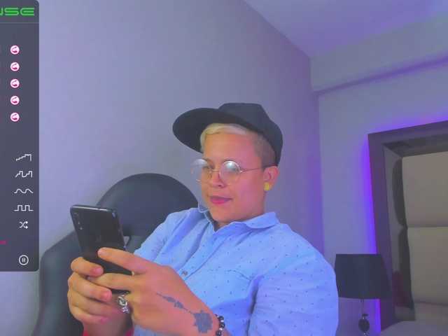 Live sex webcam photo for Sam-coner #271758693