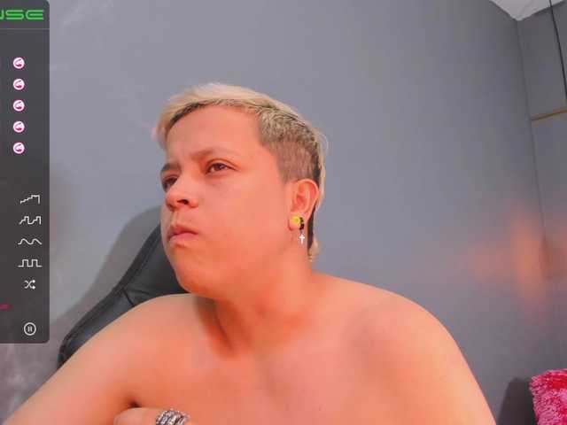 Live sex webcam photo for Sam-coner #271990405