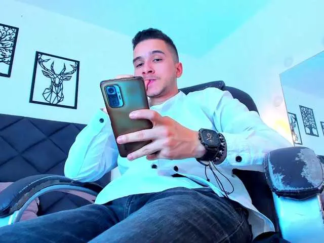 Live sex webcam photo for SamPetherson #289992685