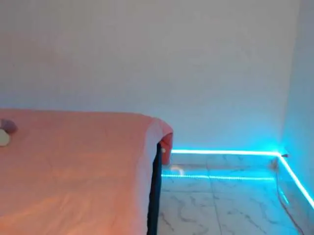 Live sex webcam photo for SamanthaHot24 #273463047