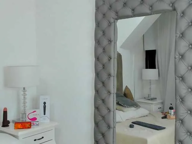 Live sex webcam photo for Samara-velez1 #276025991
