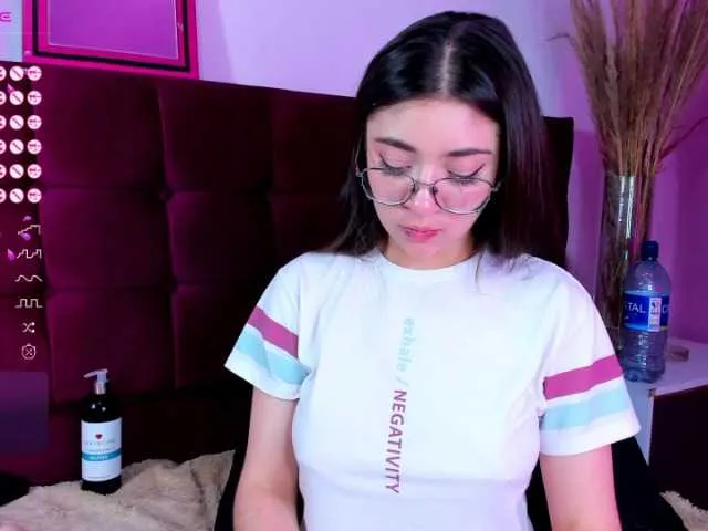 Live sex webcam photo for Samii-Evans #276125633