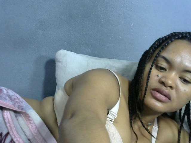 Live sex webcam photo for Saminahh #277909444