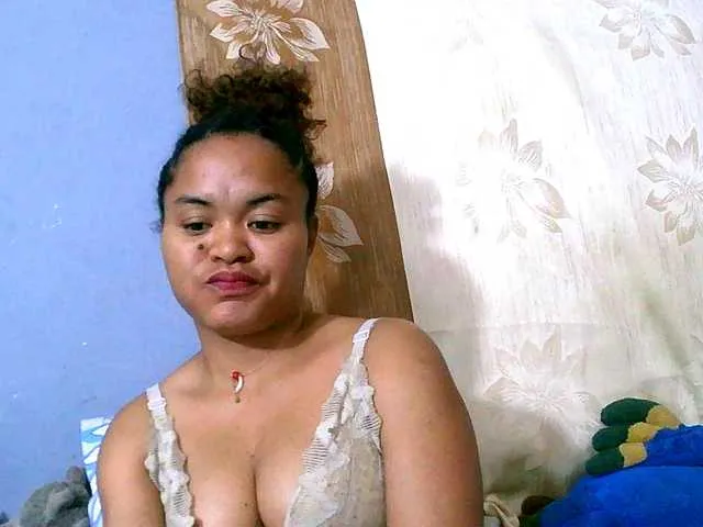 Live sex webcam photo for Saminahh #291792054