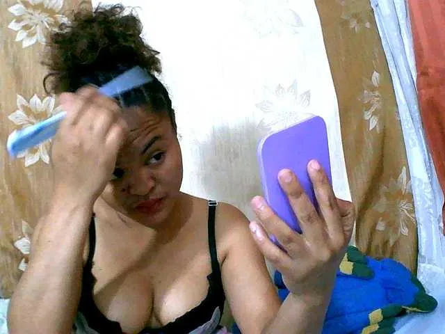 Live sex webcam photo for Saminahh #291945888