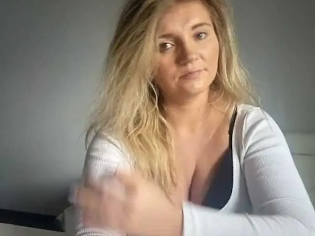 Live sex webcam photo for SandyFlirt #277736237