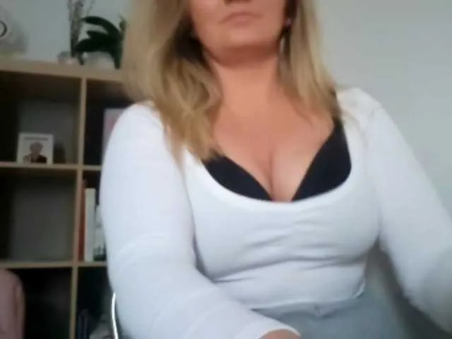 Live sex webcam photo for SandyFlirt #277838259