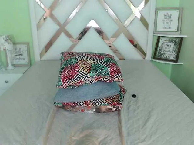 Live sex webcam photo for Santhyy19 #276105071