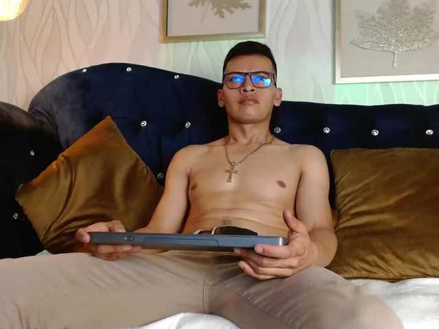 Live sex webcam photo for SantySaenz #275978249