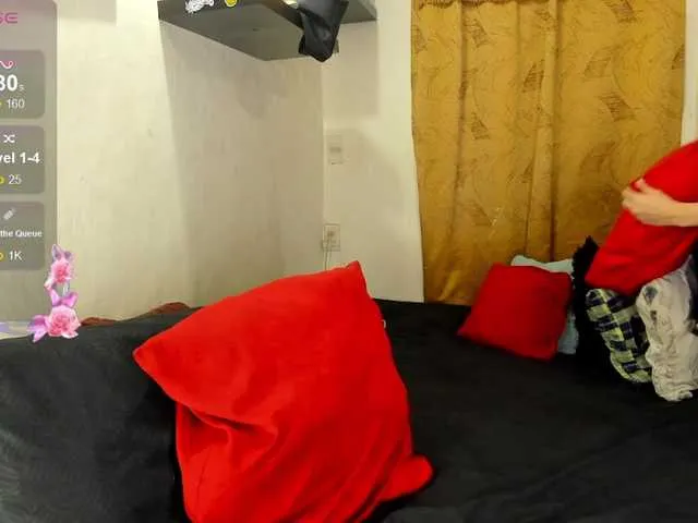 Live sex webcam photo for SaraDiamonds #277799558