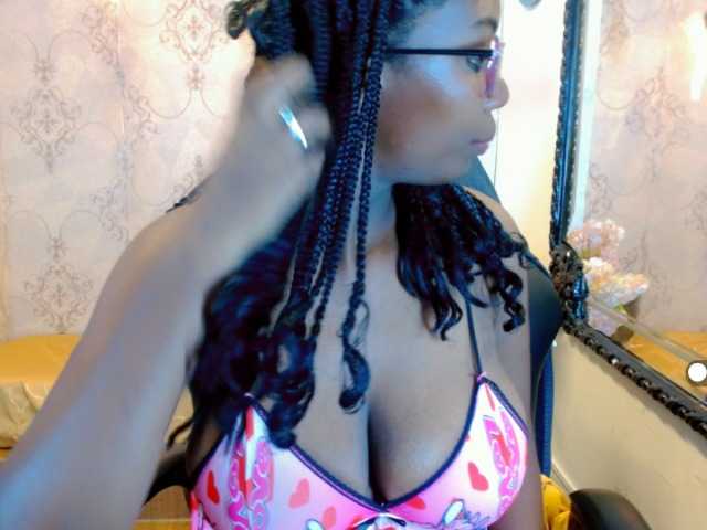 Live sex webcam photo for SaraMarks #275439512