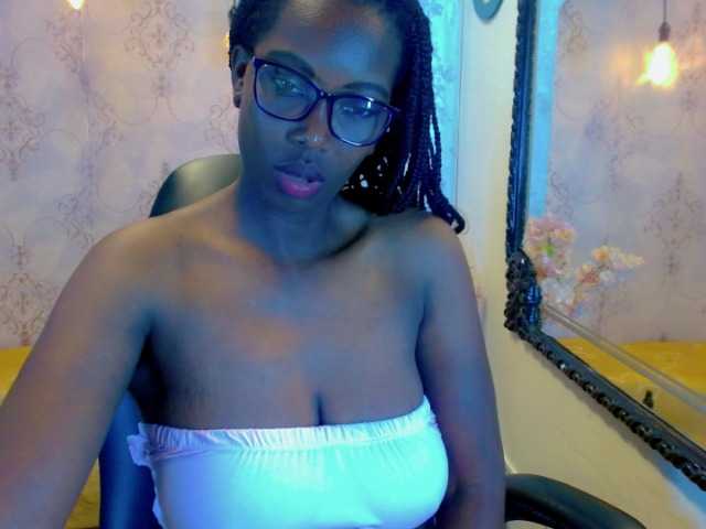 Live sex webcam photo for SaraMarks #275646850