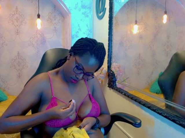 Live sex webcam photo for SaraMarks #275662465