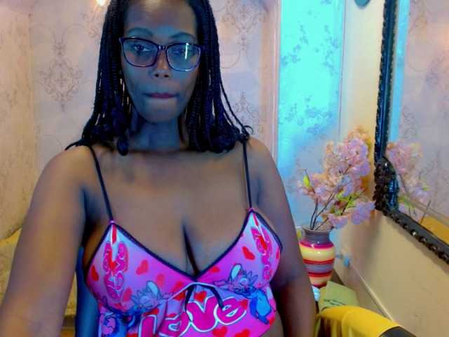 Live sex webcam photo for SaraMarks #275690556