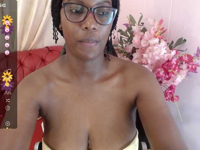 Live sex webcam photo for SaraMarks #277047879