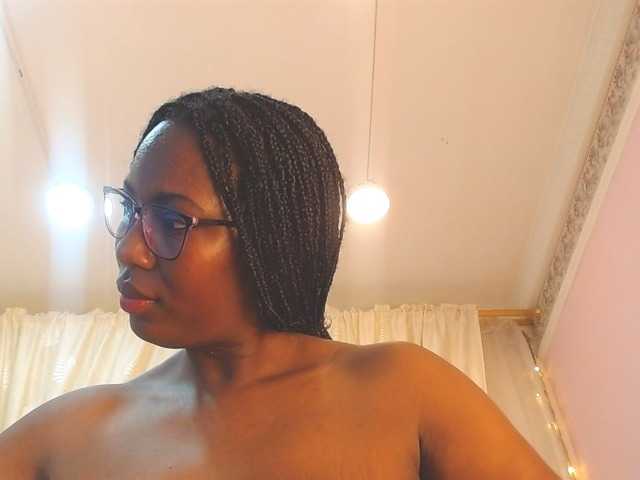 Live sex webcam photo for SaraMarks #277206220