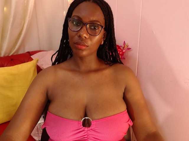 Live sex webcam photo for SaraMarks #277222292