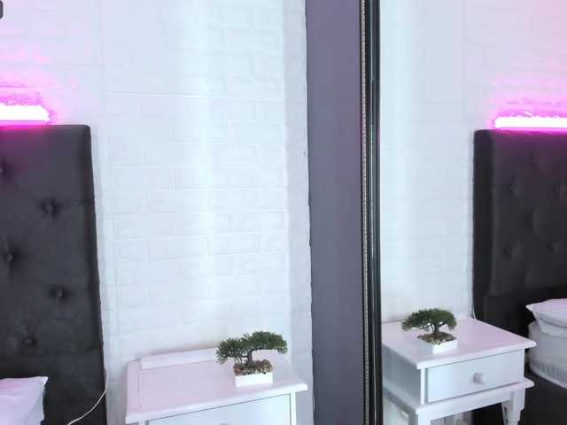 Live sex webcam photo for SaraMonroe #275605105