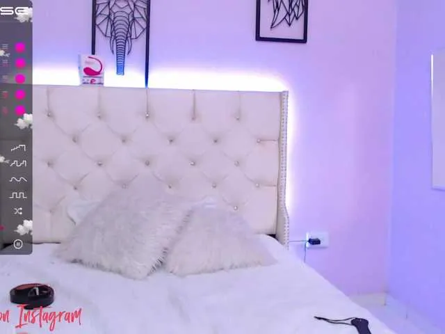 Live sex webcam photo for SaraThoms #273670897