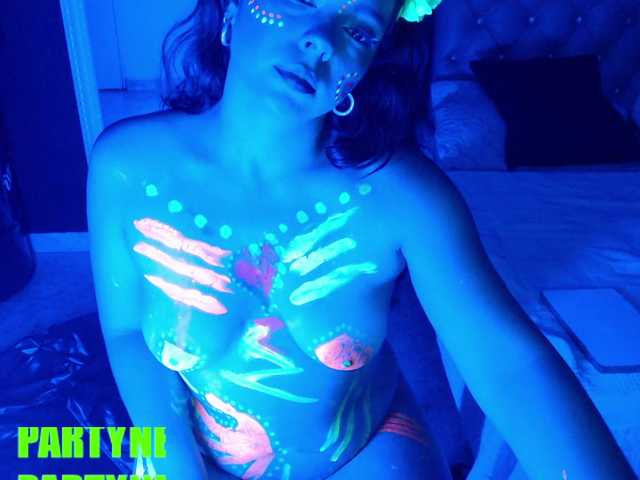 Live sex webcam photo for SaraaThompson #275988444