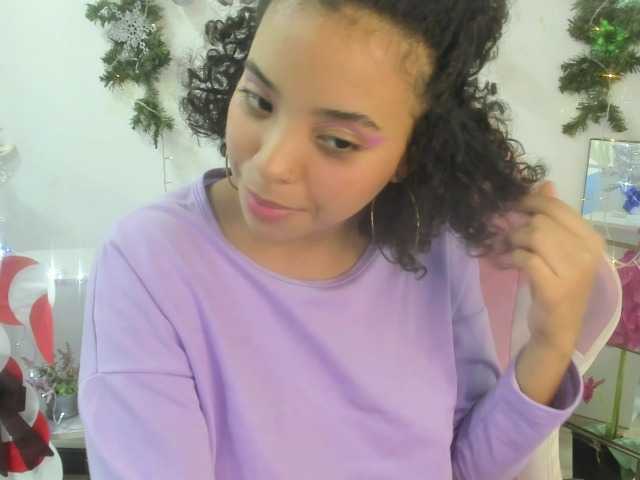 Live sex webcam photo for SarahCollin #276877496