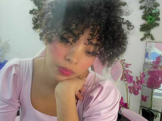 Live sex webcam photo for SarahCollin #276895390