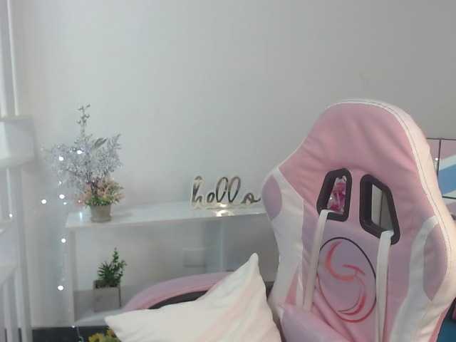 Live sex webcam photo for SarahCollin #277113977