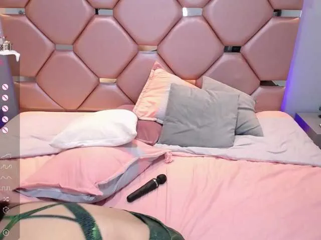 Live sex webcam photo for Sarahcolins #277005615