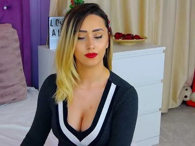 Live sex webcam photo for SarraKiss #271938933