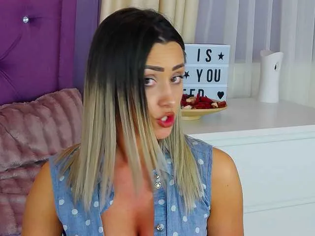 Live sex webcam photo for SarraKiss #272567180
