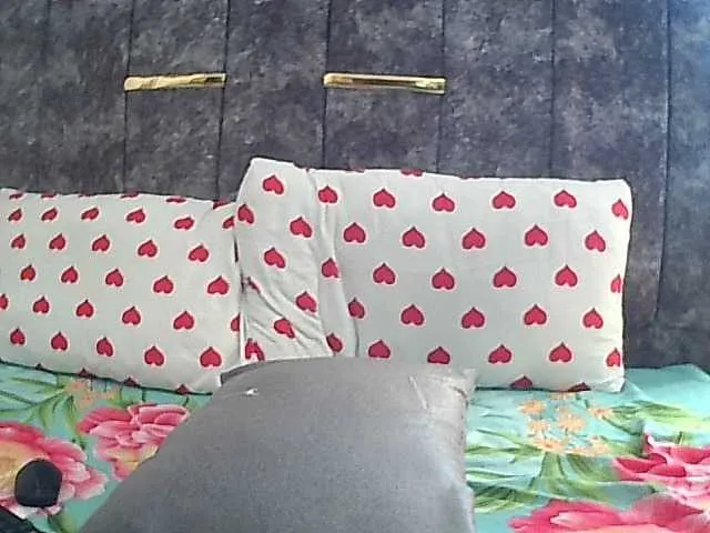 Live sex webcam photo for SashyTashy #277703386