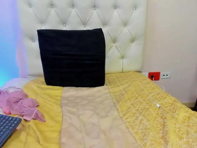Live sex webcam photo for ScarletQueen #272736740