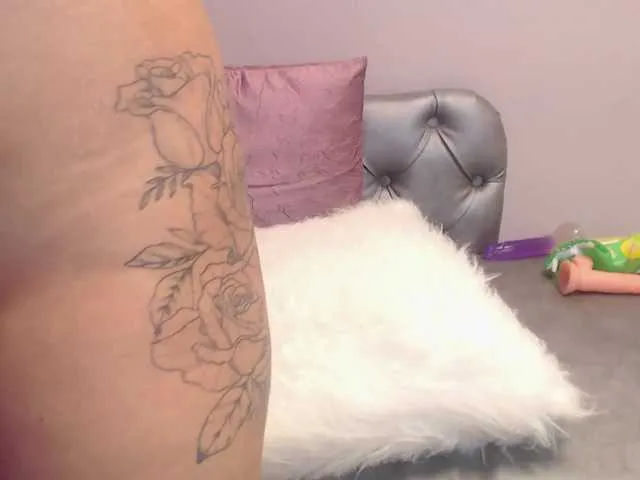Live sex webcam photo for ScarletQueen #272784315