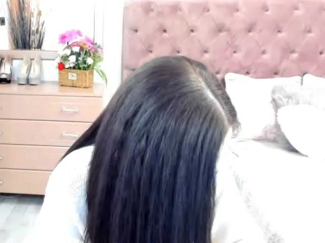 Live sex webcam photo for SelenaReyy #273109580