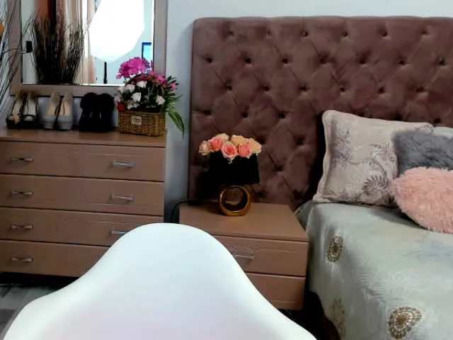 Live sex webcam photo for SelenaReyy #273130260