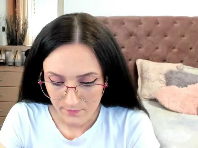 Live sex webcam photo for SelenaReyy #273215148