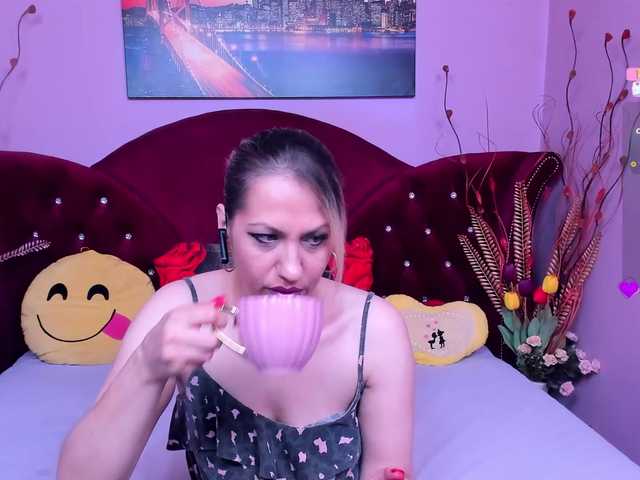 Live sex webcam photo for Sensualass77 #292003267