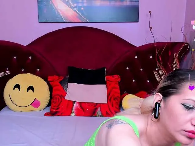 Live sex webcam photo for Sensualass77 #292249450