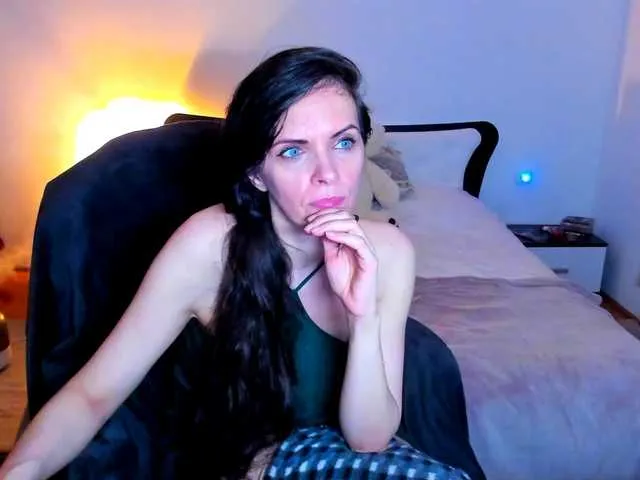 Live sex webcam photo for SexQueen11 #294085821