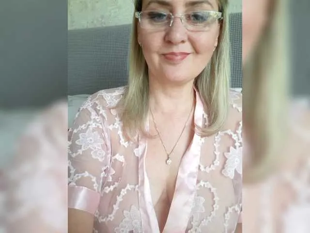 Live sex webcam photo for SexiestJess45 #293435991