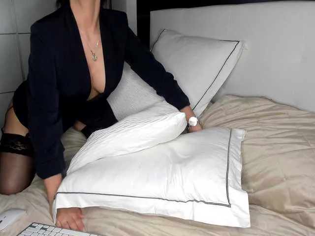 Live sex webcam photo for SexxySaray #272888655