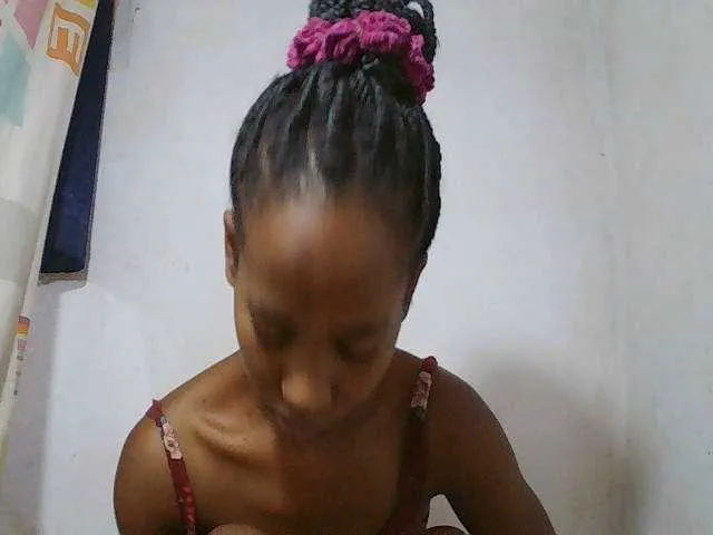 Live sex webcam photo for Sexy-Sarah #293384106
