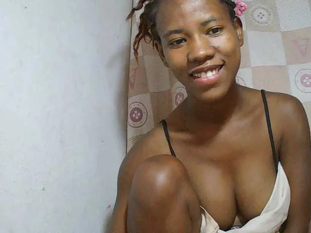 Live sex webcam photo for Sexy-Sarah #294170042