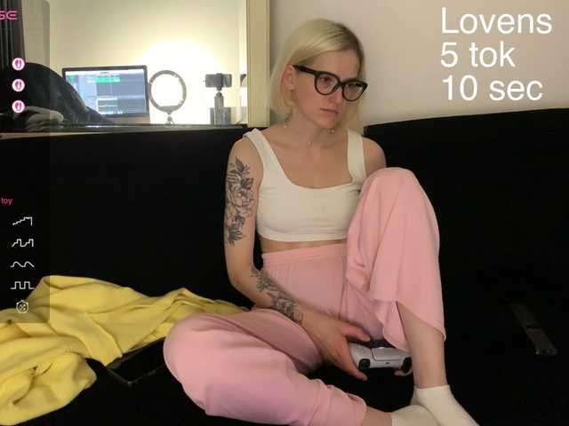 Live sex webcam photo for Sexy-Sweets #292037204