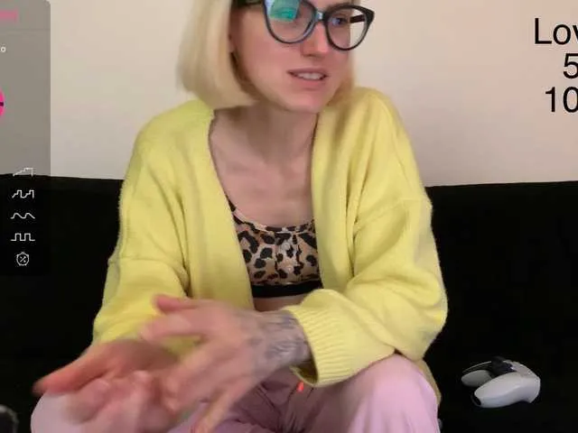 Live sex webcam photo for Sexy-Sweets #292104220