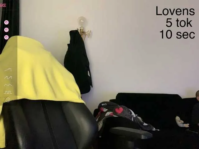 Live sex webcam photo for Sexy-Sweets #292117045