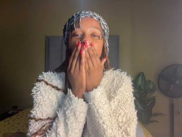 Live sex webcam photo for SexyBaddie #292103644